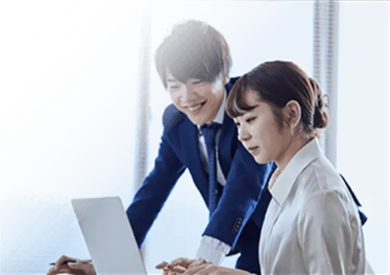 パソコンに向かって作業をする人の画像
